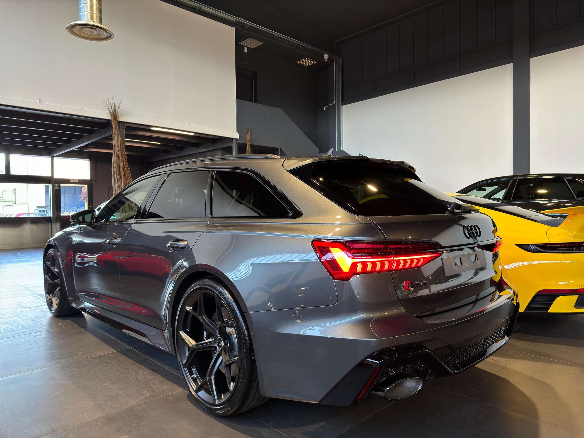 https://bottiauto.com/wp-content/uploads/2024/05/audi-rs6-performance-2024-dynamic-race-tetto-nuova-7122-2.jpg