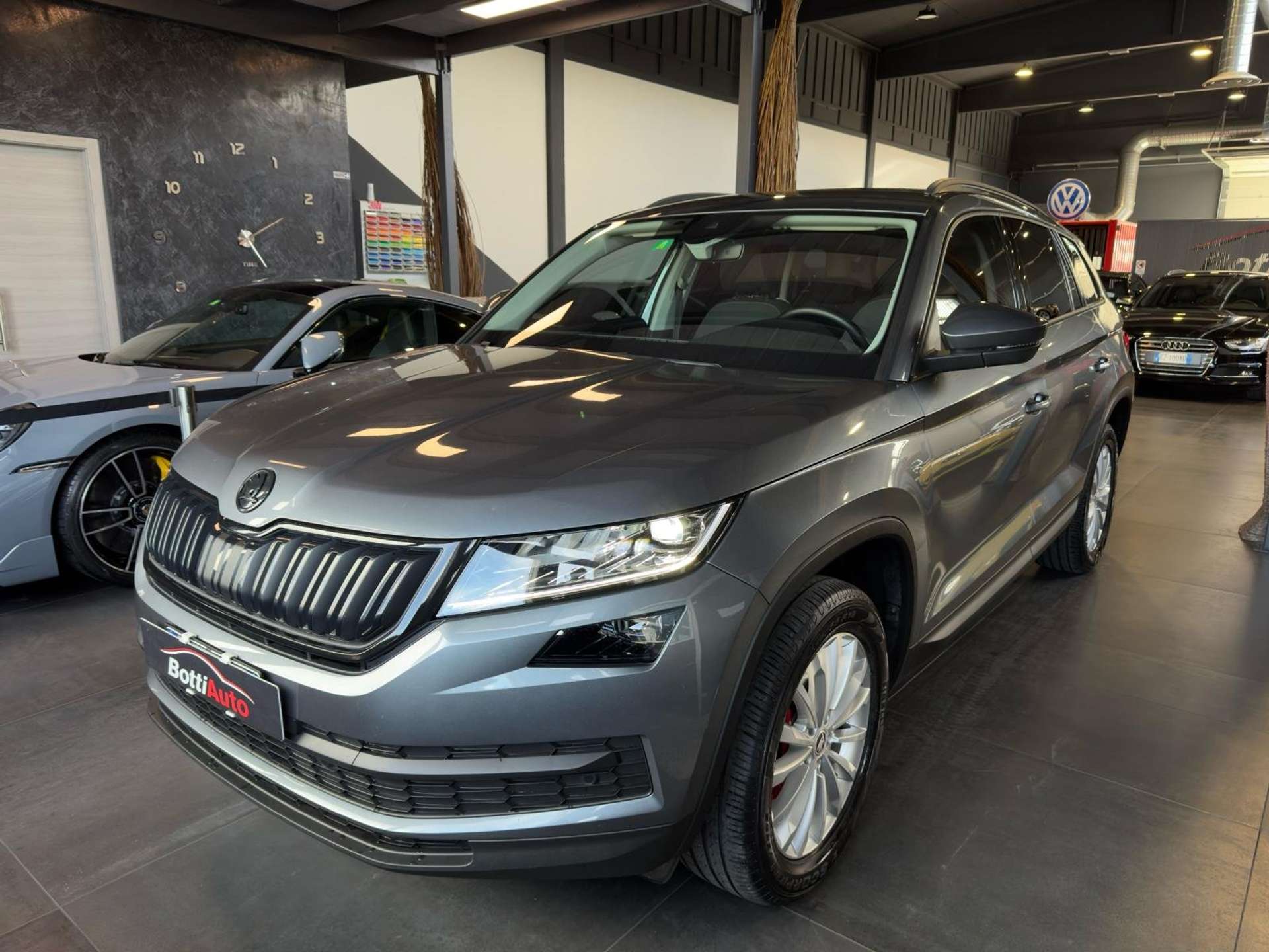 https://bottiauto.com/wp-content/uploads/2024/05/skoda-kodiaq-s-tech-dsg-7-posti-retrocamera-sedili-riscaldati-6982.jpg