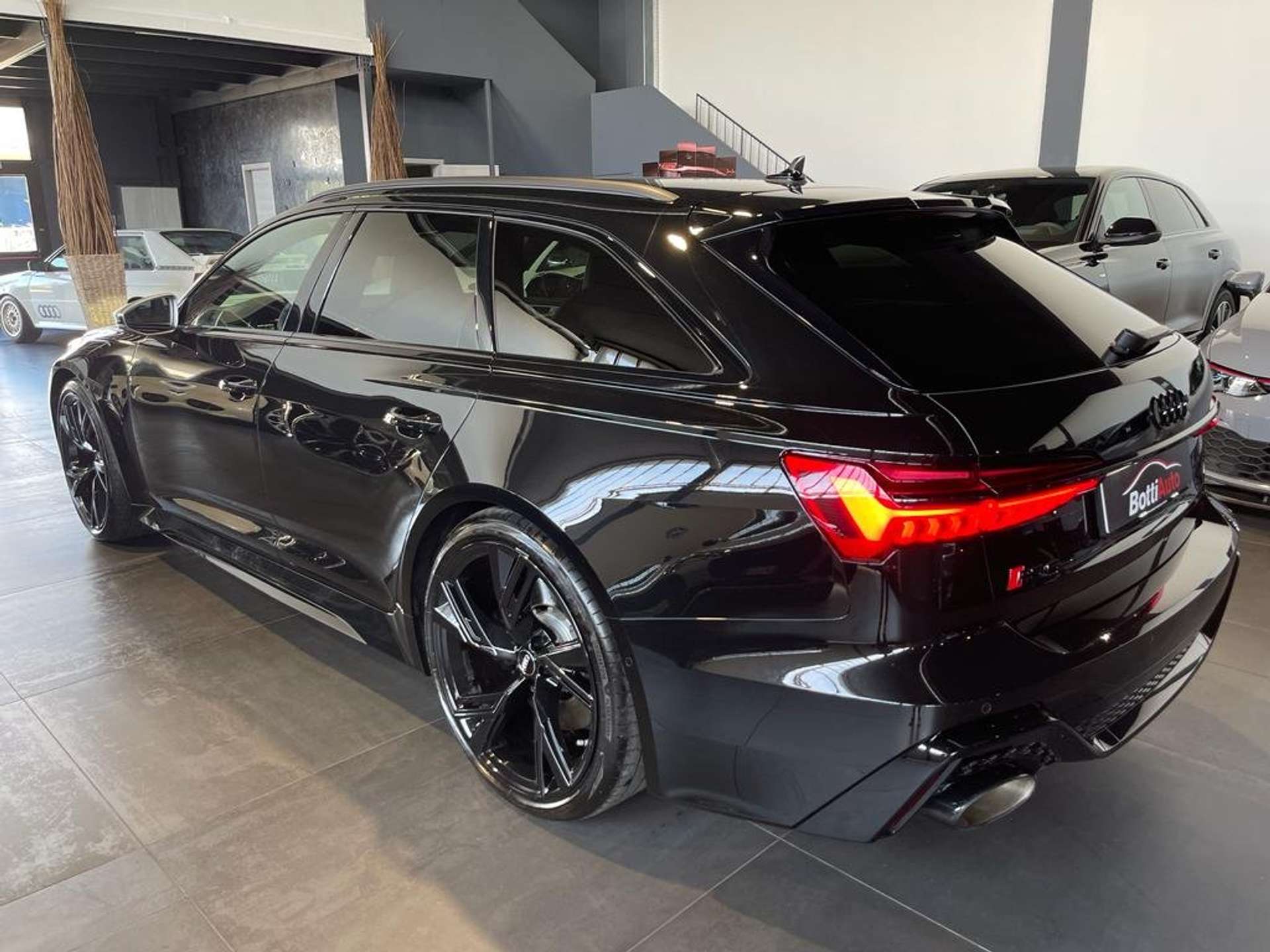 https://bottiauto.com/wp-content/uploads/2024/08/audi-rs6-avant-quattro-tiptronic-dynamic-laser-360-rs-10532-5.jpg