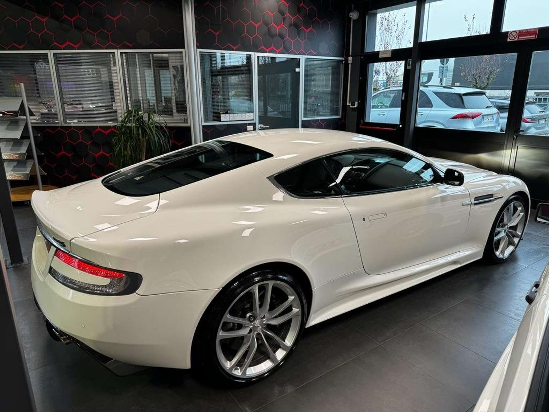 https://bottiauto.com/wp-content/uploads/2024/09/aston-martin-dbs-coupe-6-0-v12-touchtronic-carboceramici-bo-10577-3.jpg