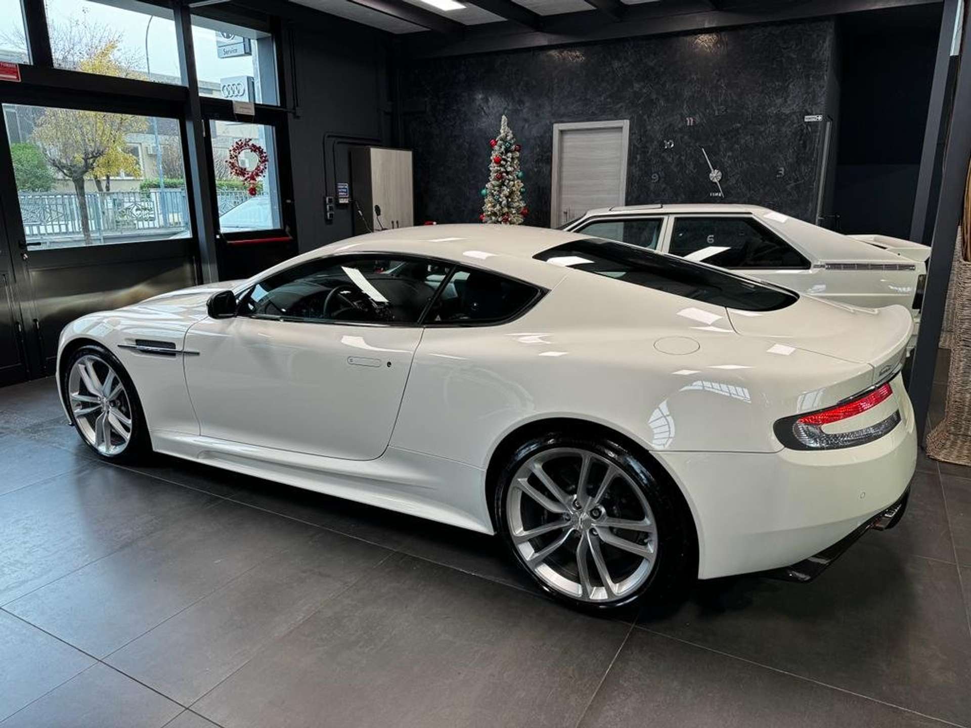 https://bottiauto.com/wp-content/uploads/2024/09/aston-martin-dbs-coupe-6-0-v12-touchtronic-carboceramici-bo-10577-5.jpg