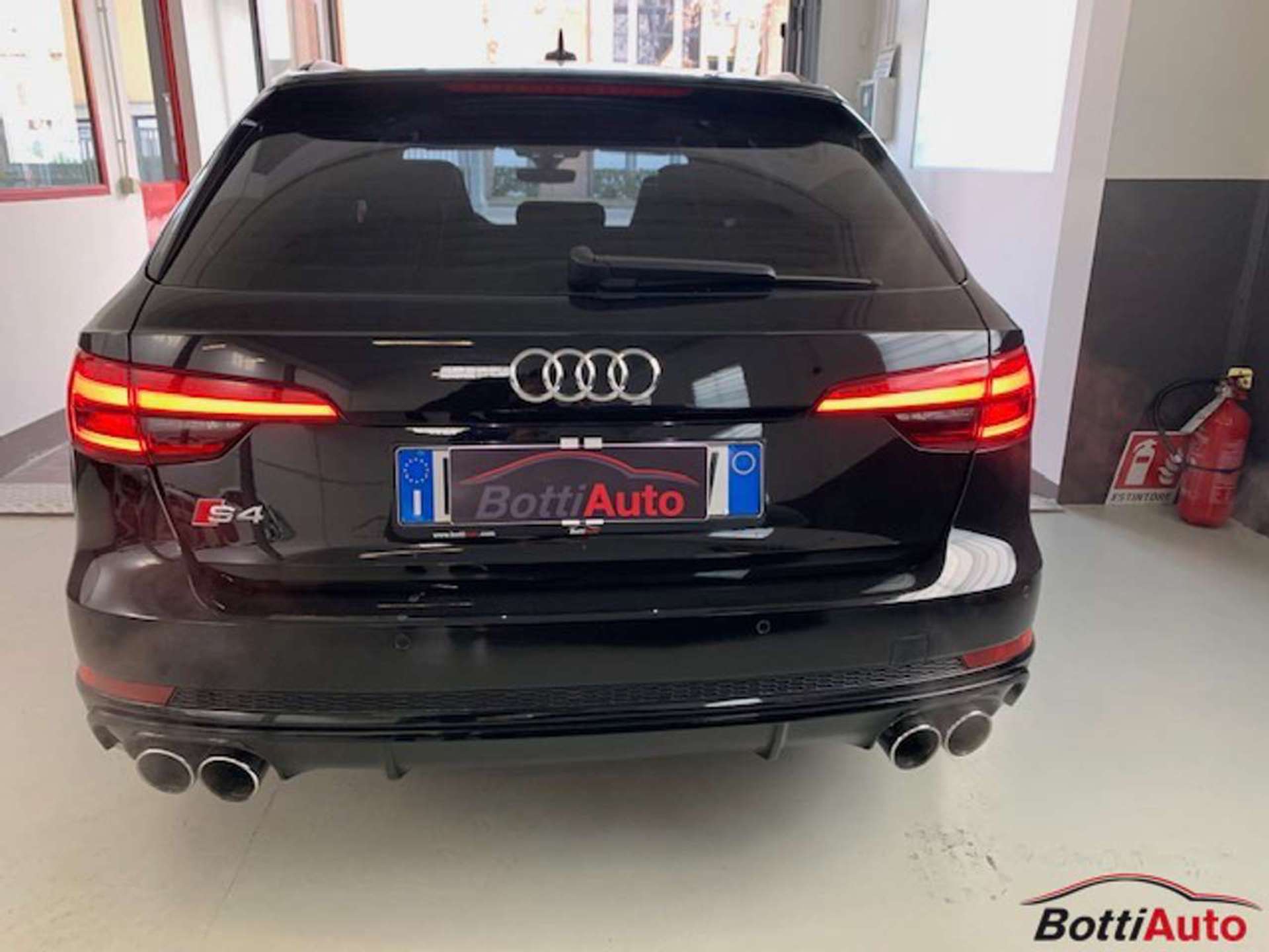 https://bottiauto.com/wp-content/uploads/2024/10/audi-s4-avant-quattro-tiptronic-scaricocerchibo-10630-3.jpg