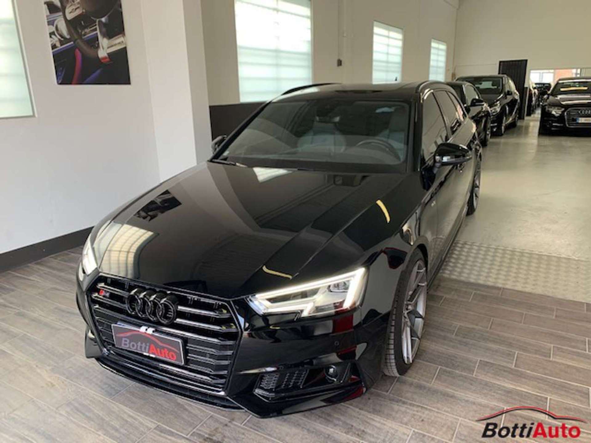 https://bottiauto.com/wp-content/uploads/2024/10/audi-s4-avant-quattro-tiptronic-scaricocerchibo-10630.jpg