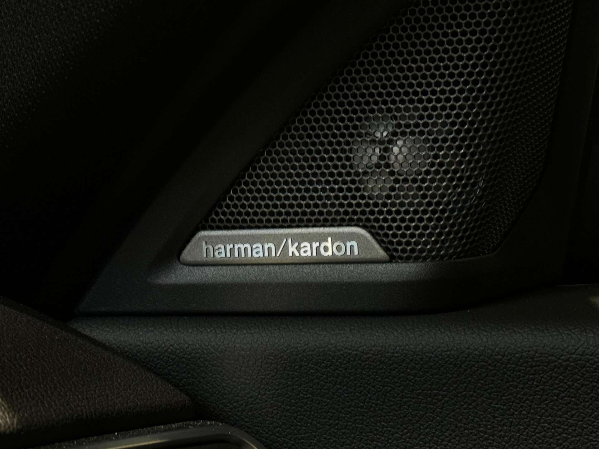 https://bottiauto.com/wp-content/uploads/2025/10/bmw-m2-carbon-pack-scarico-popsbang-harman-kardon-11120-12.jpg
