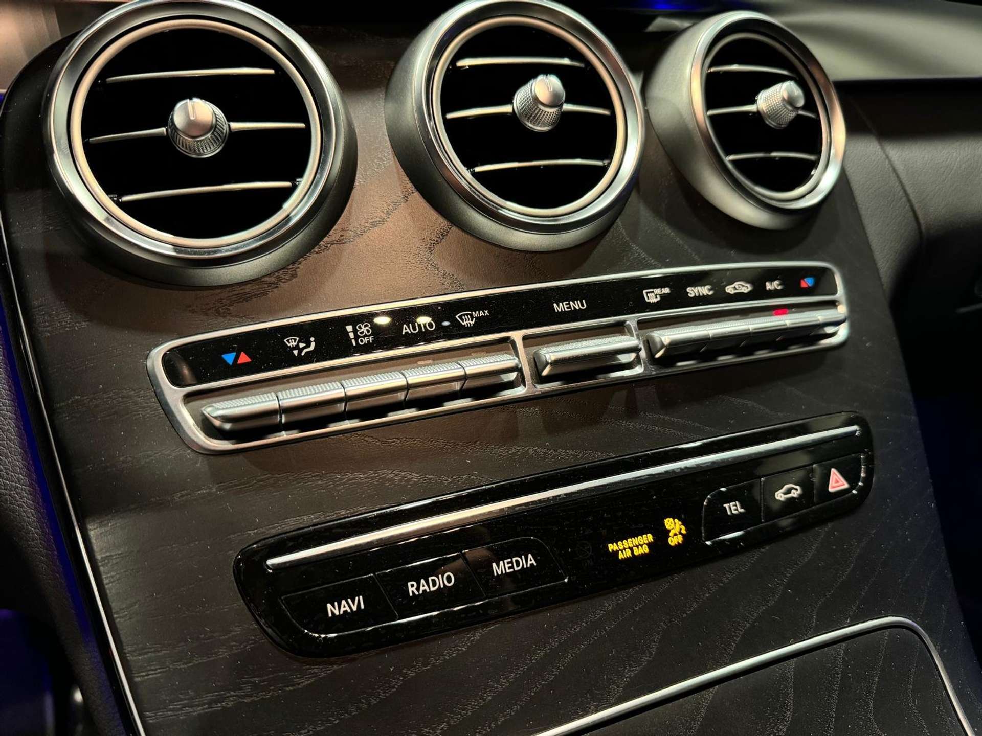 https://bottiauto.com/wp-content/uploads/2025/10/mercedes-benz-c-220-d-s-w-4matic-premium-amg-360-11241-10.jpg