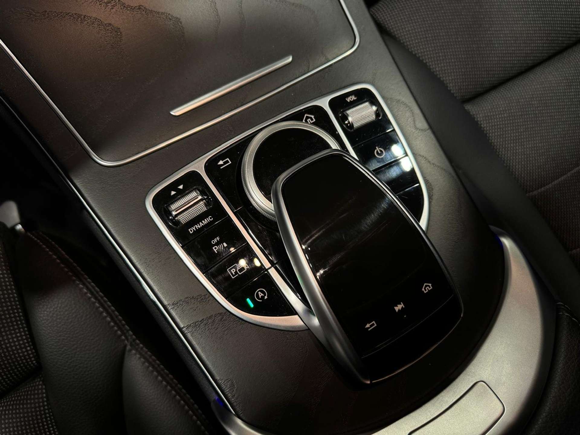 https://bottiauto.com/wp-content/uploads/2025/10/mercedes-benz-c-220-d-s-w-4matic-premium-amg-360-11241-11.jpg