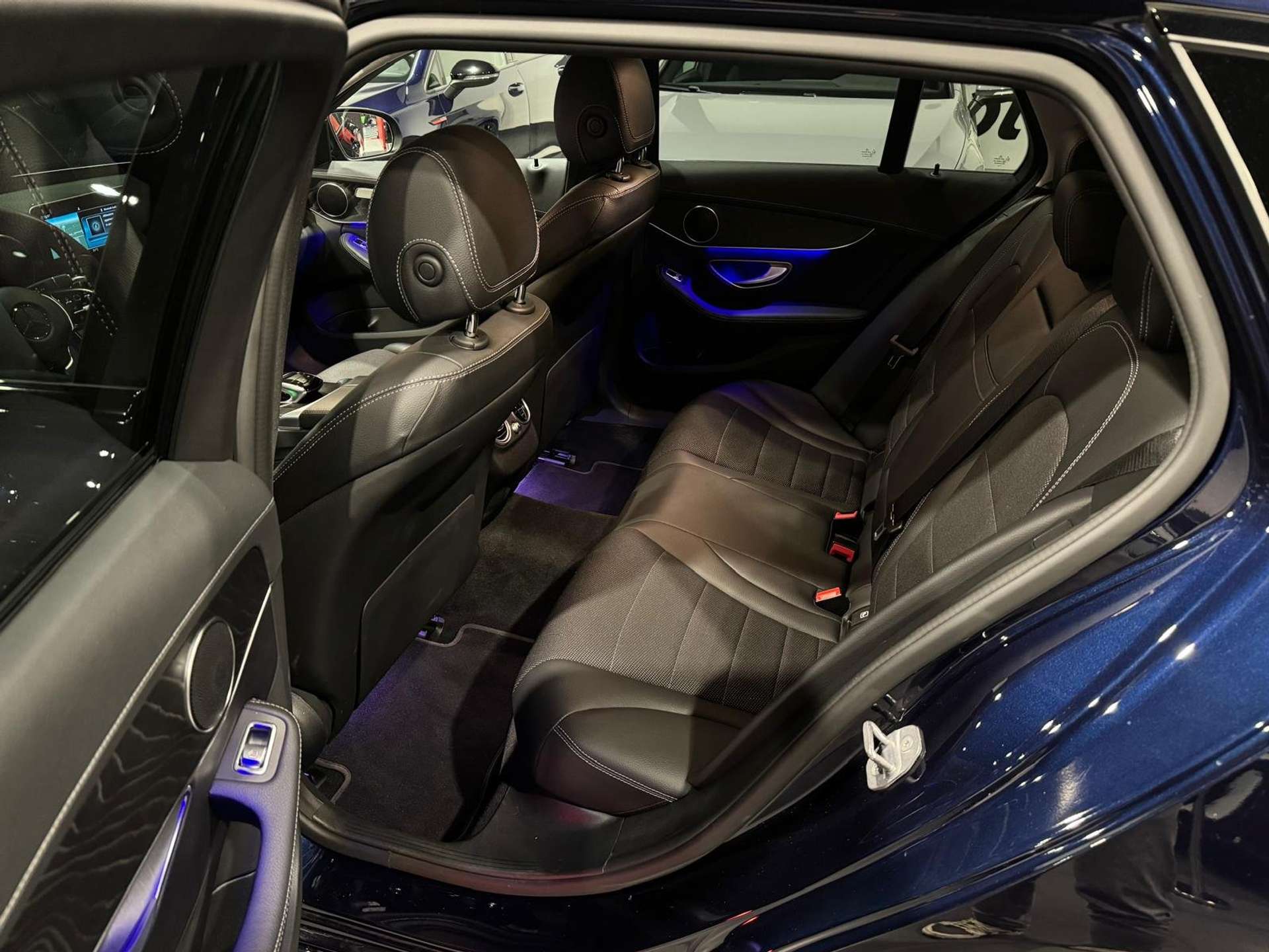 https://bottiauto.com/wp-content/uploads/2025/10/mercedes-benz-c-220-d-s-w-4matic-premium-amg-360-11241-12.jpg