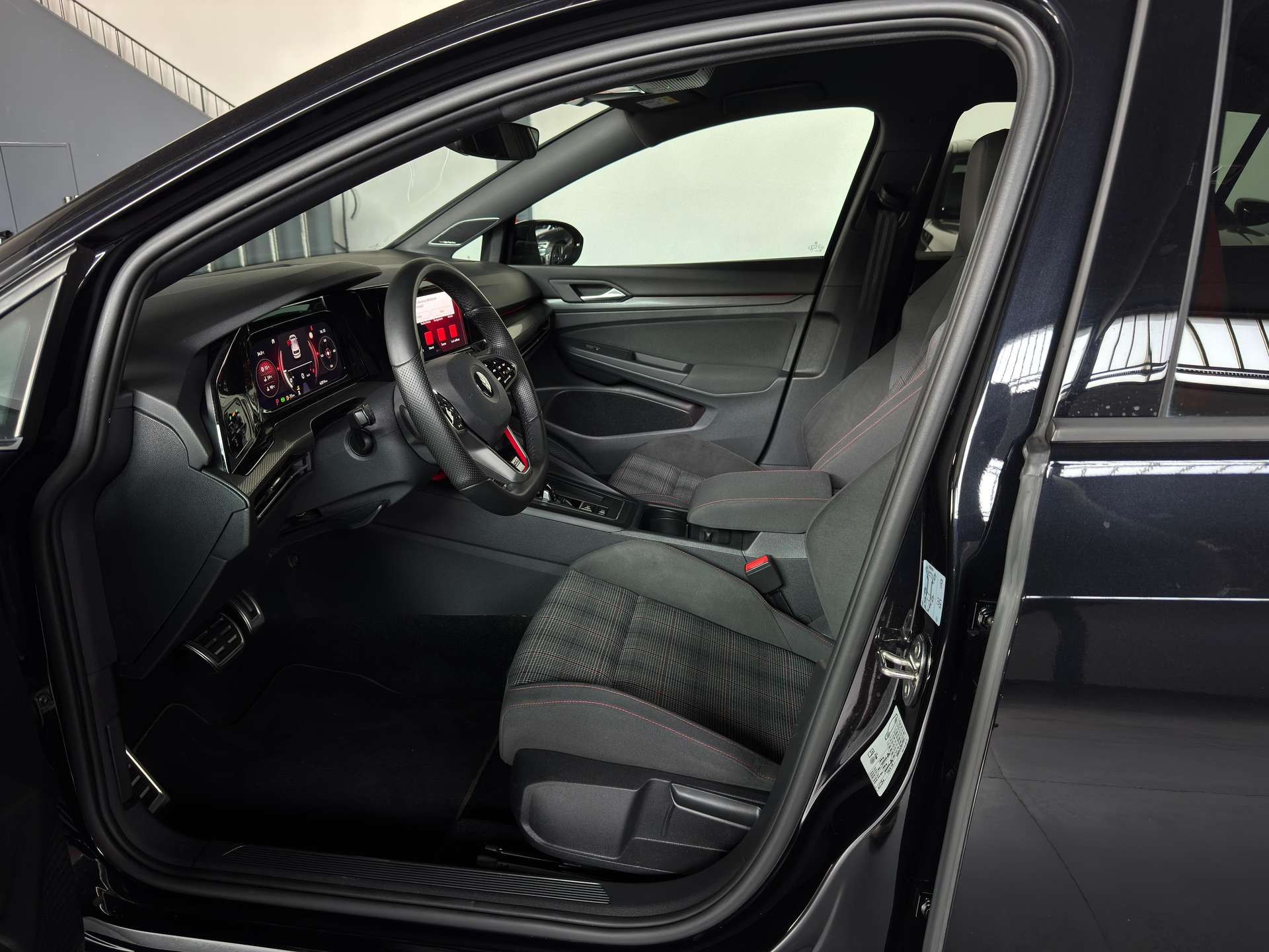 https://bottiauto.com/wp-content/uploads/2025/10/volkswagen-golf-gti-8-dsg-iq-light-matrix-19-harman-kardon-acc-11634-6.jpg