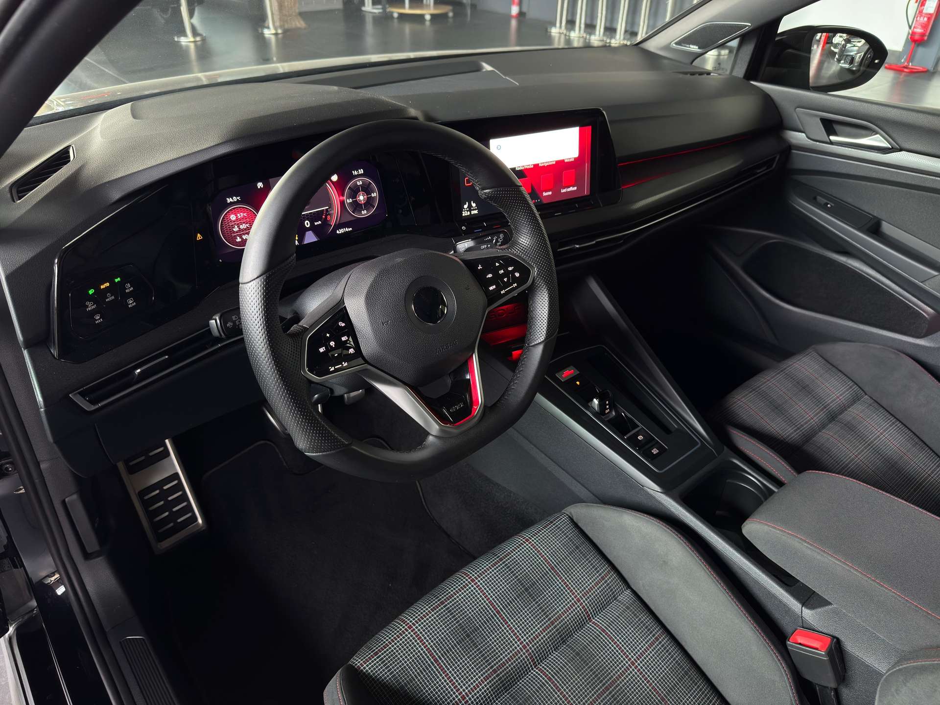 https://bottiauto.com/wp-content/uploads/2025/10/volkswagen-golf-gti-8-dsg-iq-light-matrix-19-harman-kardon-acc-11634-7.jpg