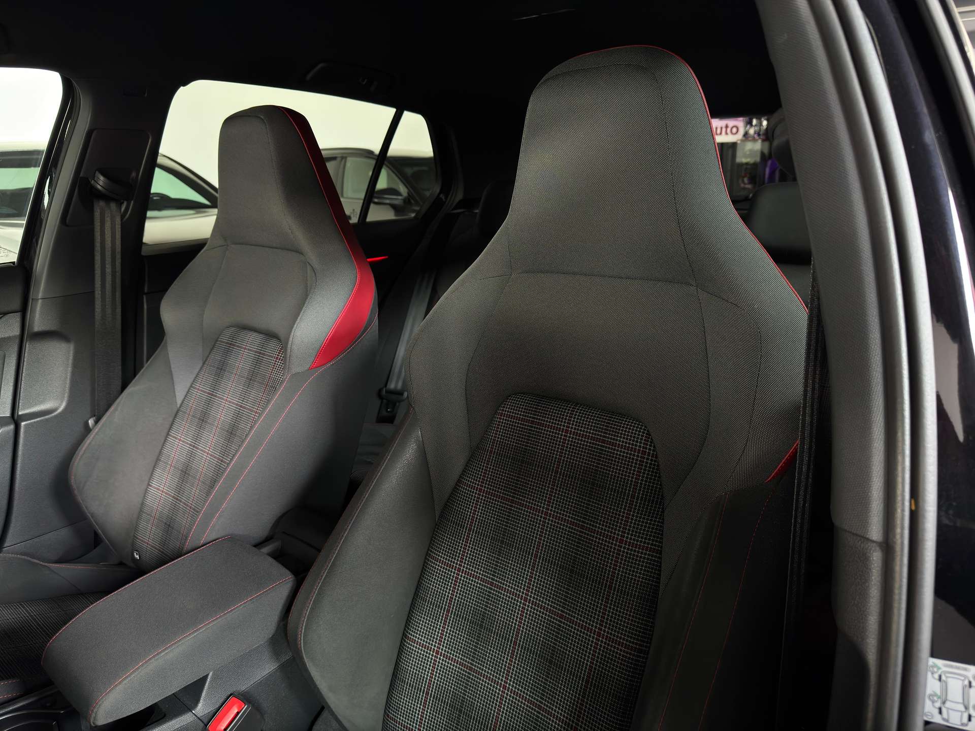 https://bottiauto.com/wp-content/uploads/2025/10/volkswagen-golf-gti-8-dsg-iq-light-matrix-19-harman-kardon-acc-11634-8.jpg