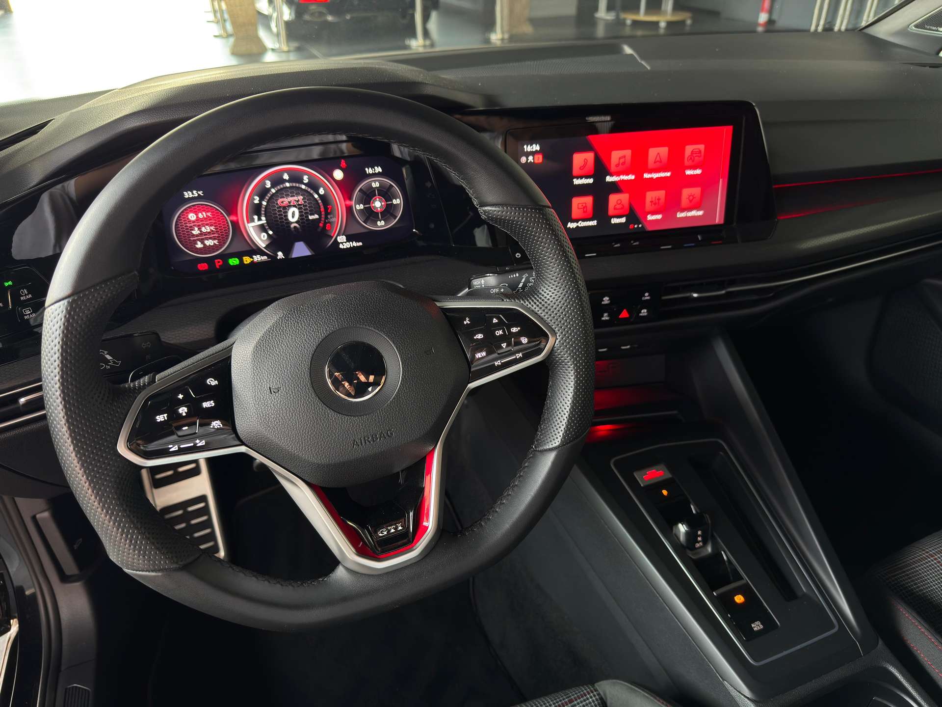 https://bottiauto.com/wp-content/uploads/2025/10/volkswagen-golf-gti-8-dsg-iq-light-matrix-19-harman-kardon-acc-11634-9.jpg