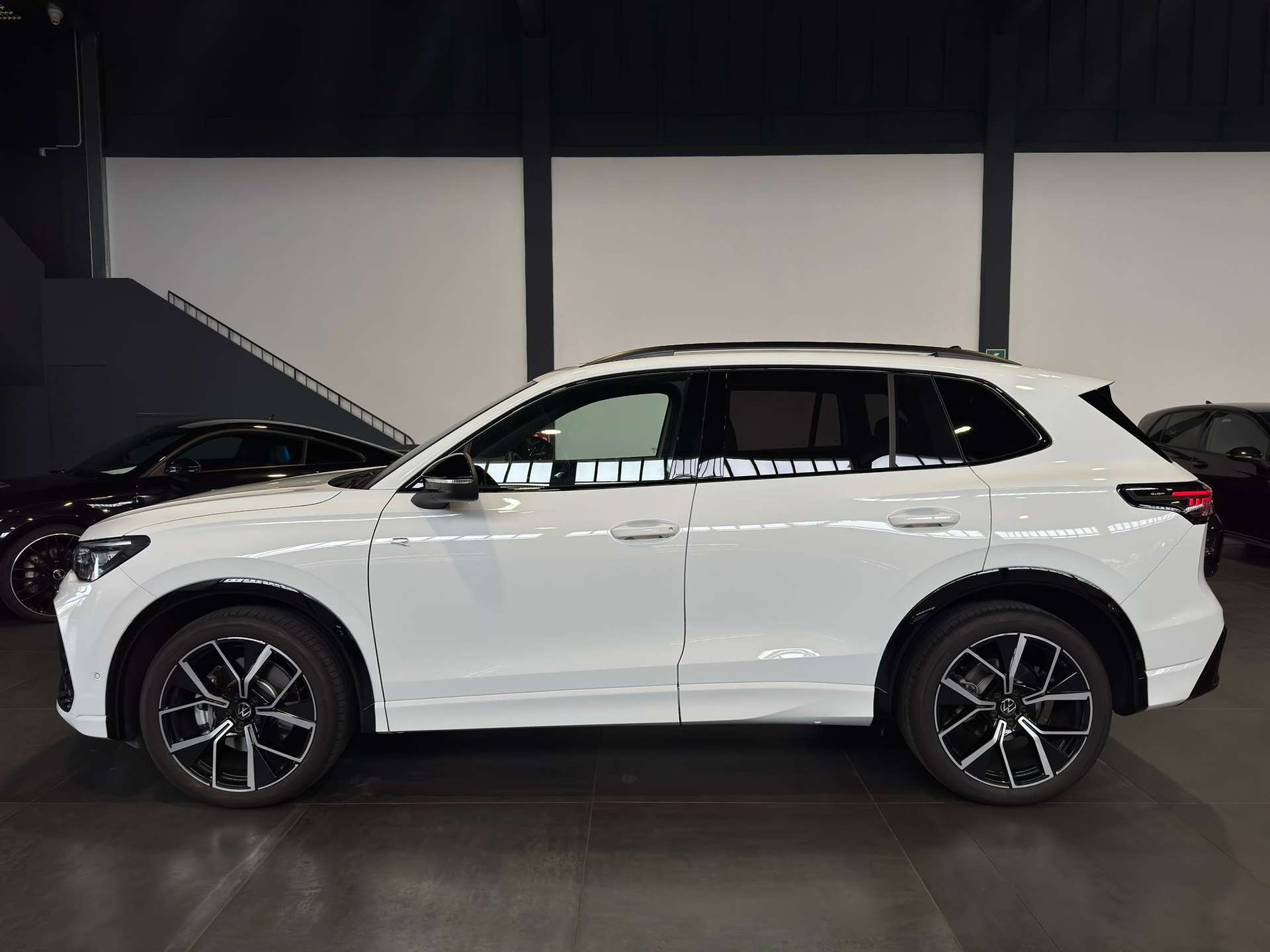 Volkswagen Tiguan  R-Line (150 CV) DSG *TETTO*BLACK STYLE*CERCHI 20″*