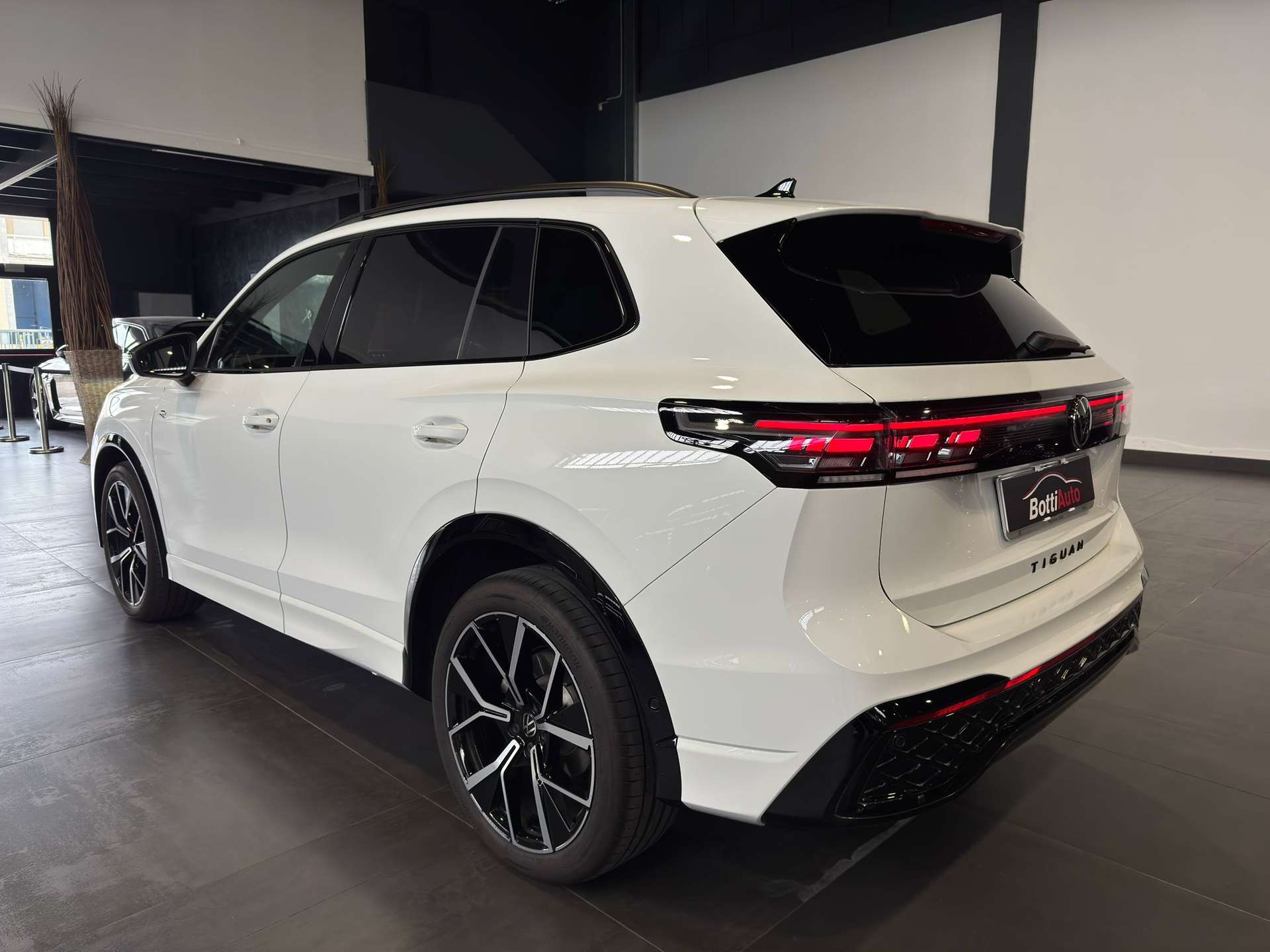 Volkswagen Tiguan  R-Line (150 CV) DSG *TETTO*BLACK STYLE*CERCHI 20″*