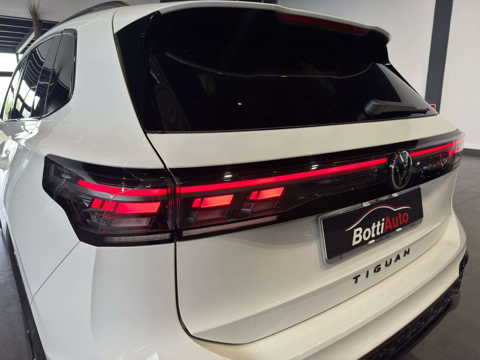 Volkswagen Tiguan  R-Line (150 CV) DSG *TETTO*BLACK STYLE*CERCHI 20″*