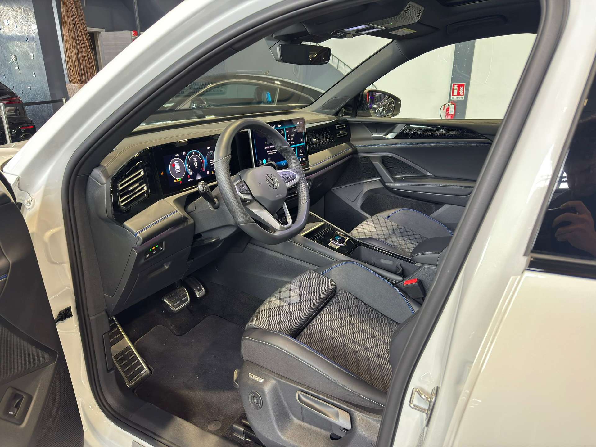 Volkswagen Tiguan  R-Line (150 CV) DSG *TETTO*BLACK STYLE*CERCHI 20″*